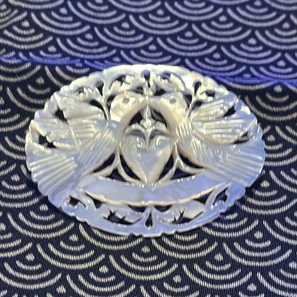 Carved Mother Of Pearl Two bird heart Brooch Pin - Picture 3 of 3
